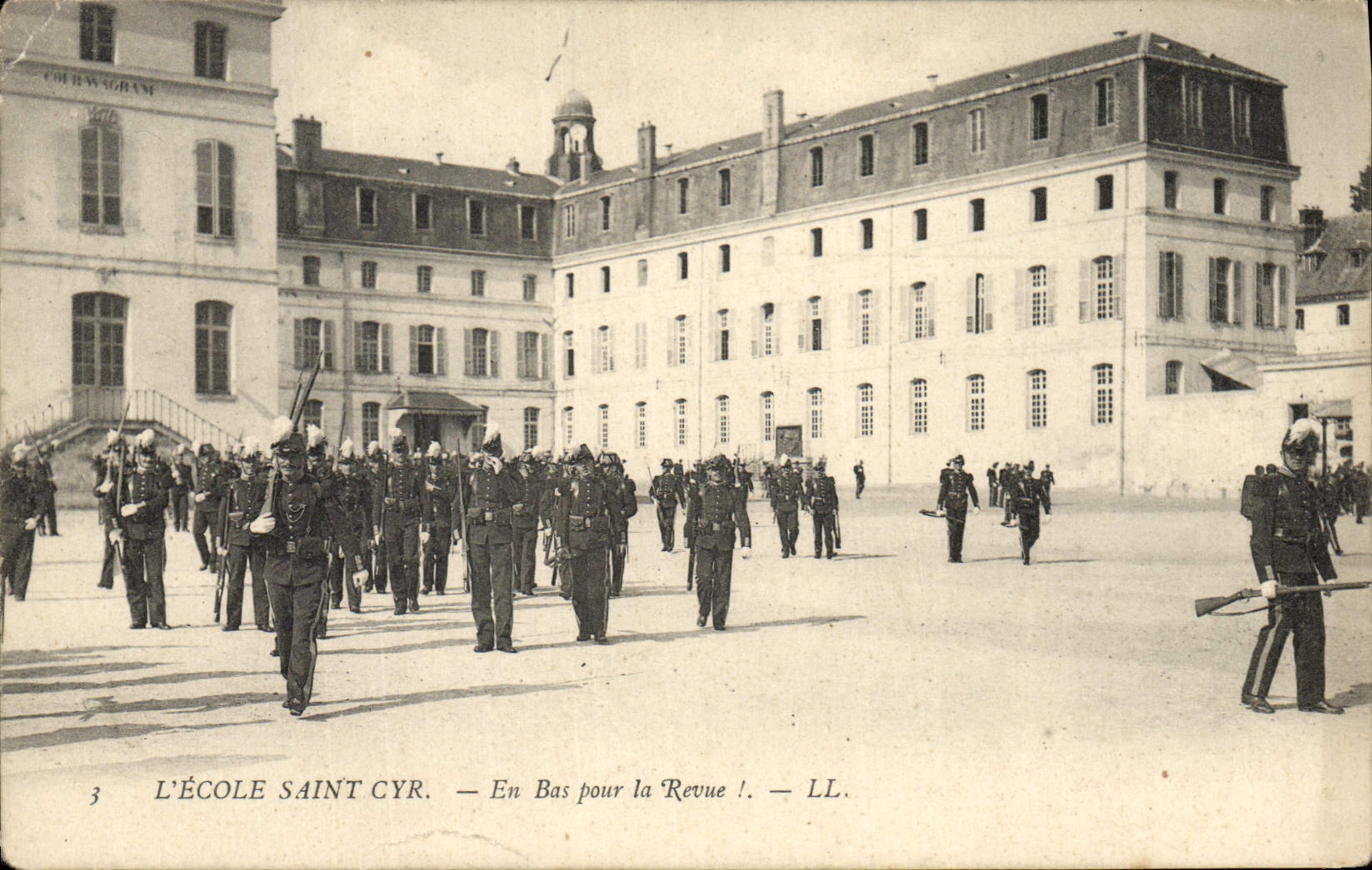CPA Ecole Saint Cyr En bas pour la revue ! Militaria