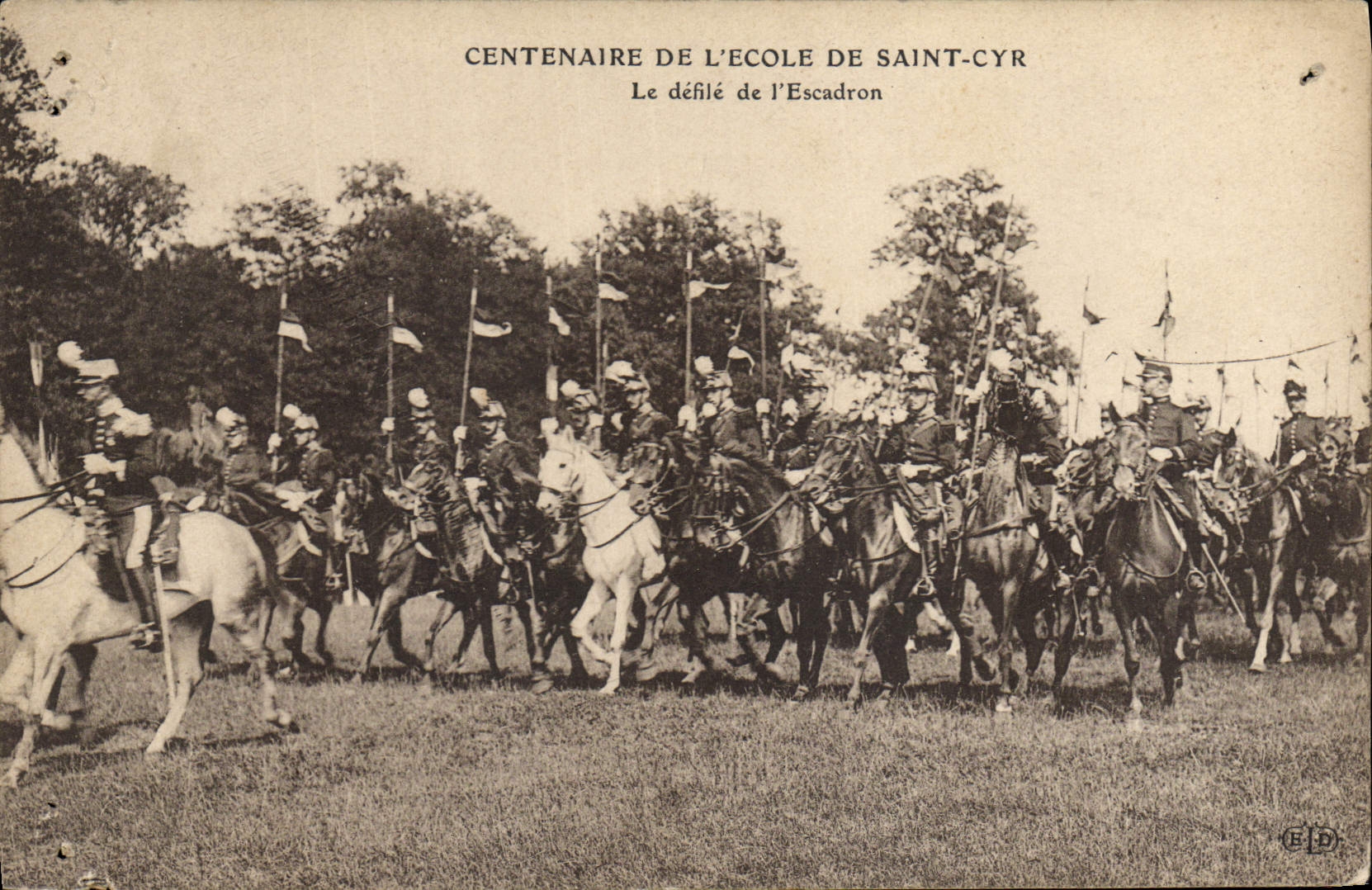 CPA Ecole Centenaire de l'Ecole de Saint Cyr le defile de l'escadron Militaria