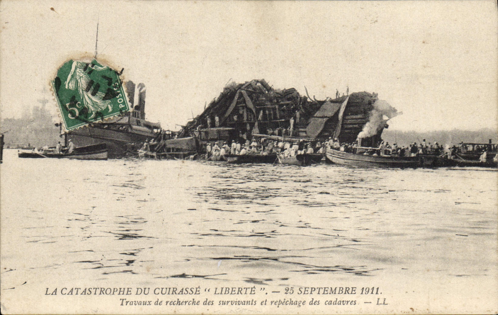 CPA Bateau La catastrophe du cuirasse Liberte Travaux de recherche des survivants et repechage des cadavres 