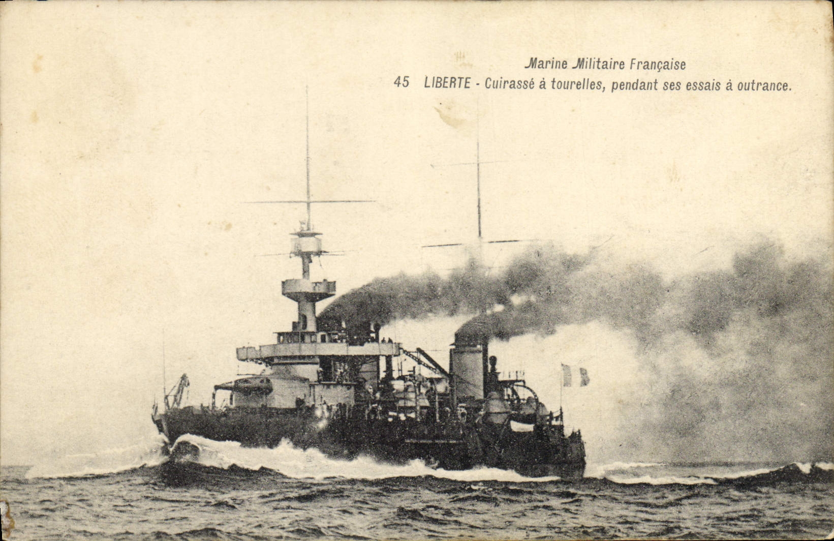 CPA Bateau Liberte Cuirasse a tourelles pendant ses essais a outrance 