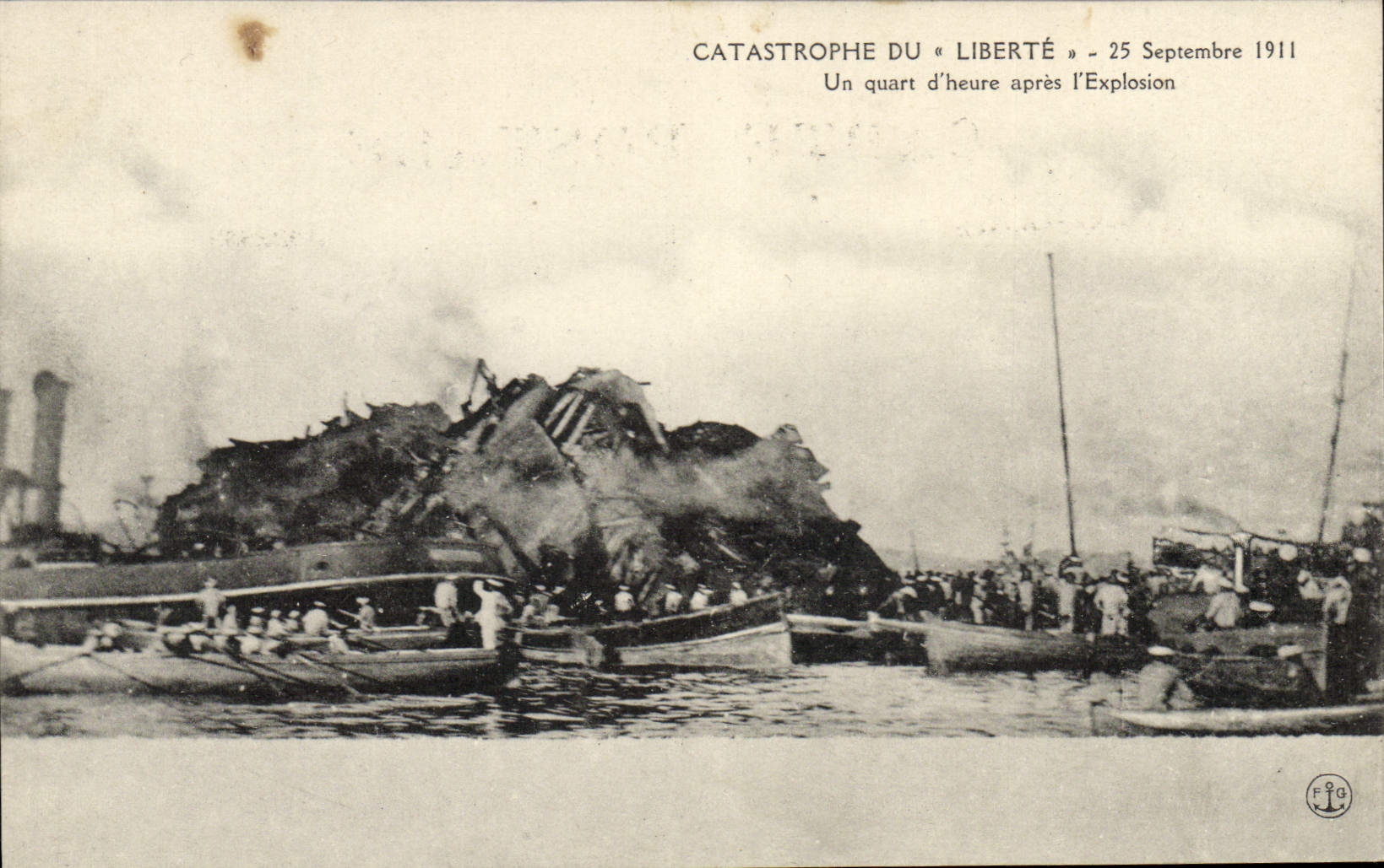 CPA Bateau Catastrophe du Liberte Un quart d'heure apres l'explosion 