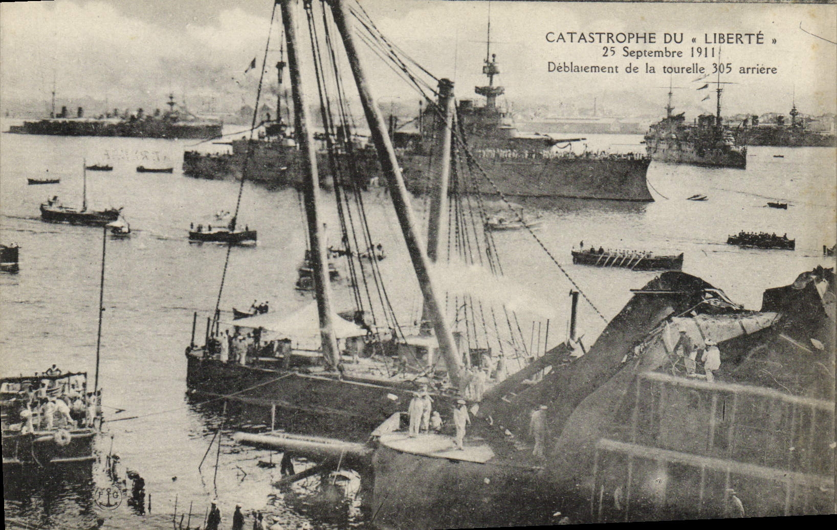 CPA Bateau Catastrophe du Liberte Deblaiement de la tourelle 305 arriere 