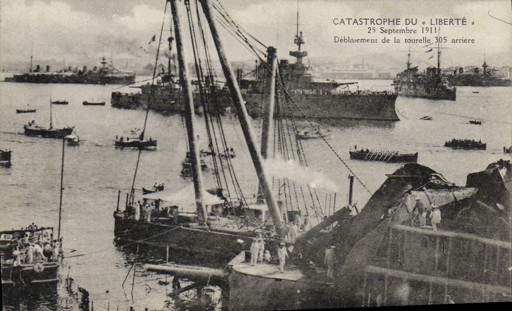 CPA Bateau Catastrophe du Liberte Deblaiement de la tourelle 305 arriere 