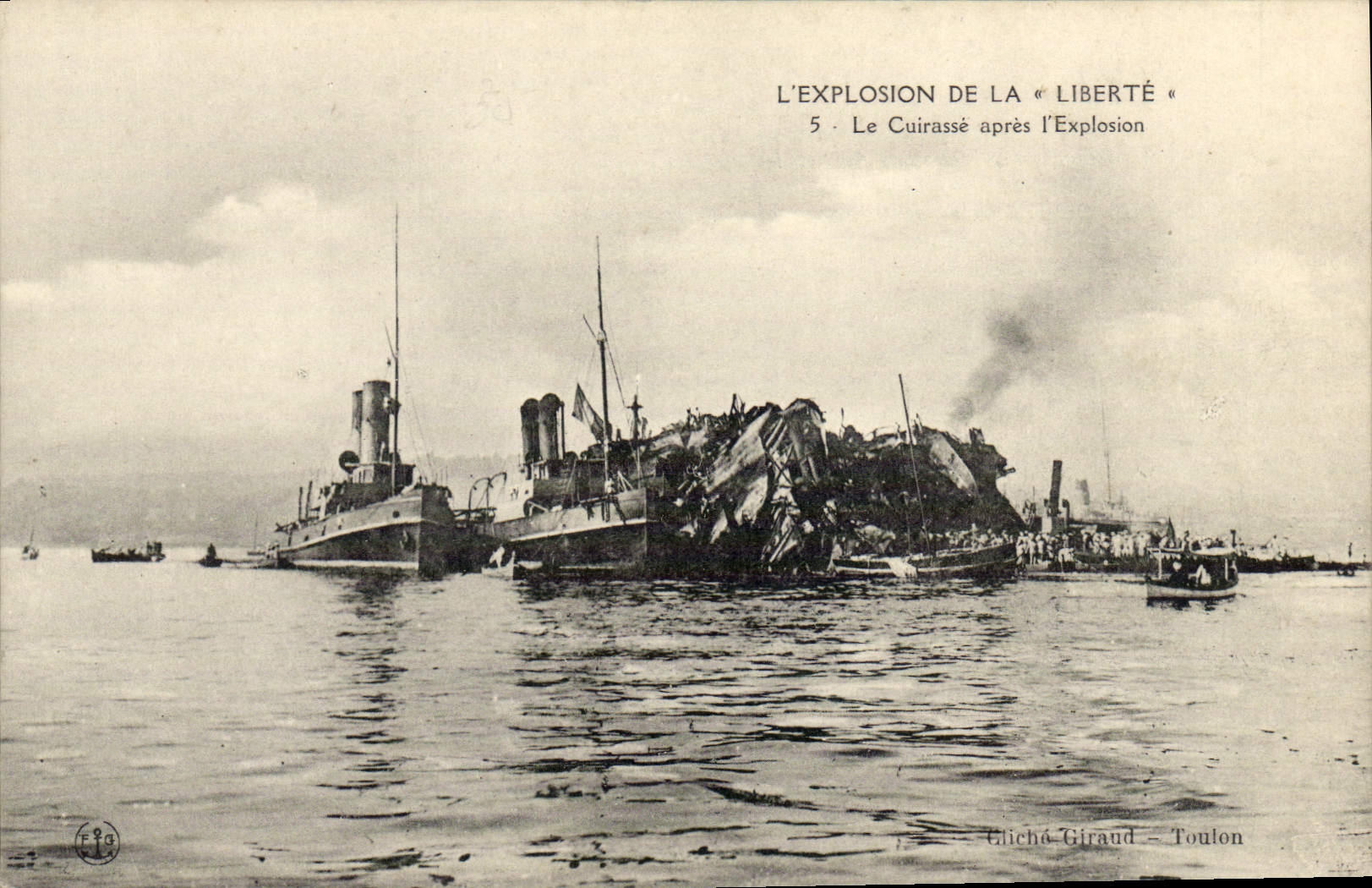 CPA Bateau L'explosion de la Liberte Le cuirasse apres l'explosion 
