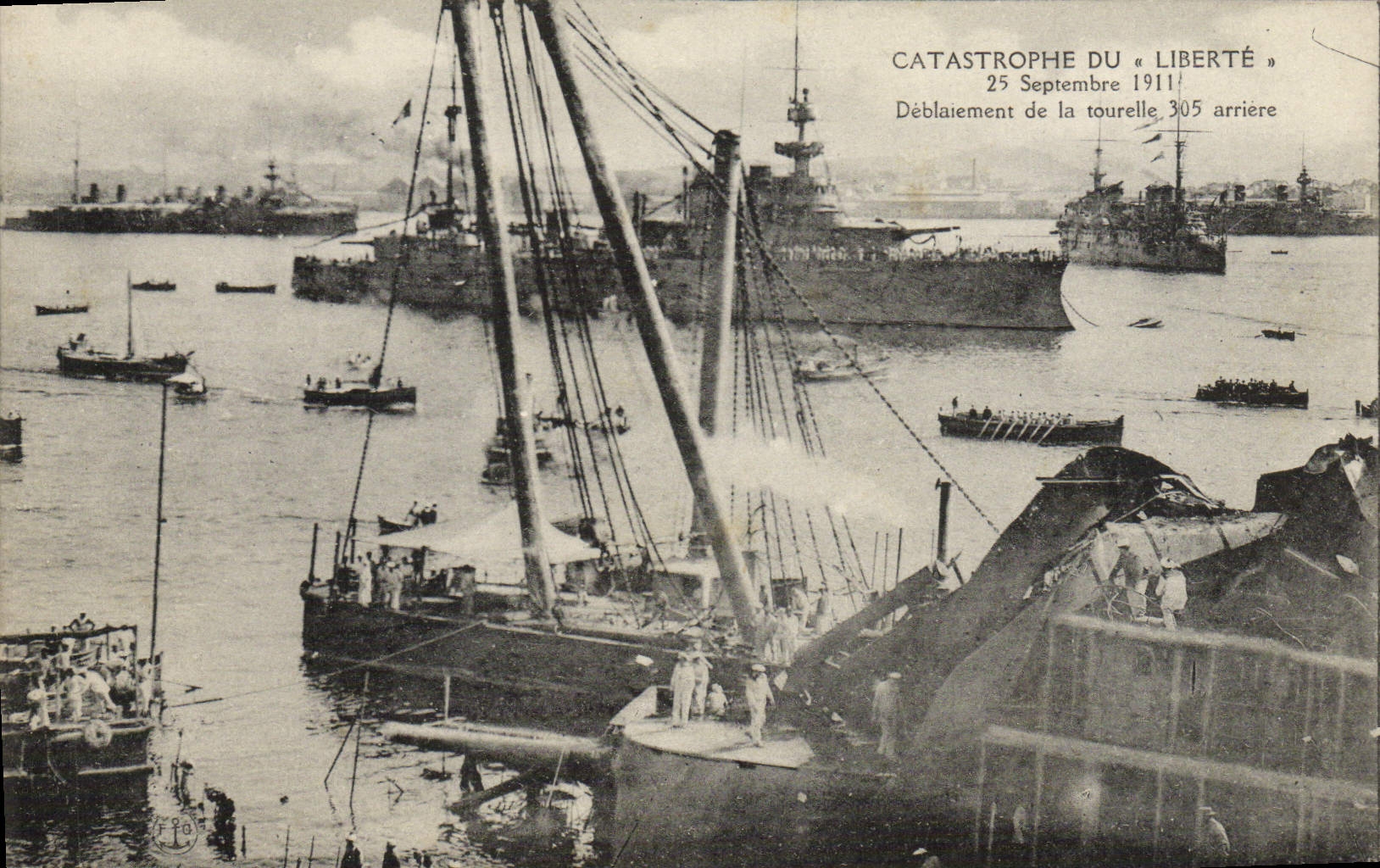 CPA Bateau Catastrophe du Liberte Deblaiement de la tourelle 305 arriere 