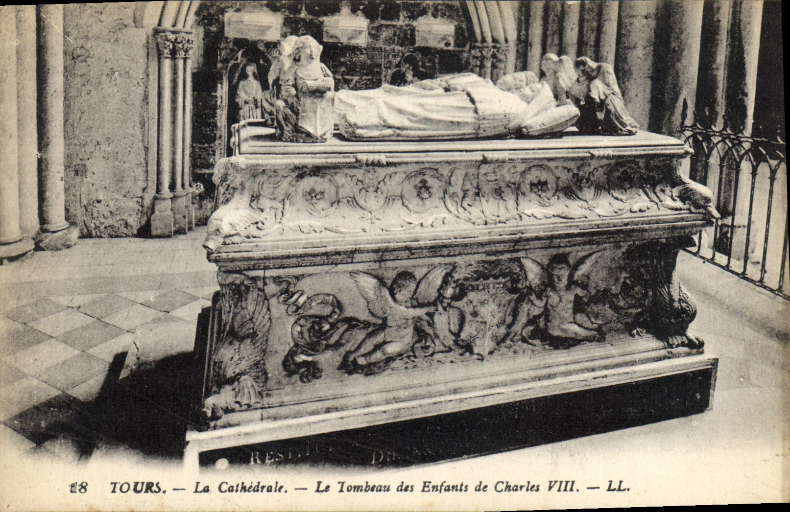 CPA Tours La cathedrale le tombeau des enfants de Charles VIII