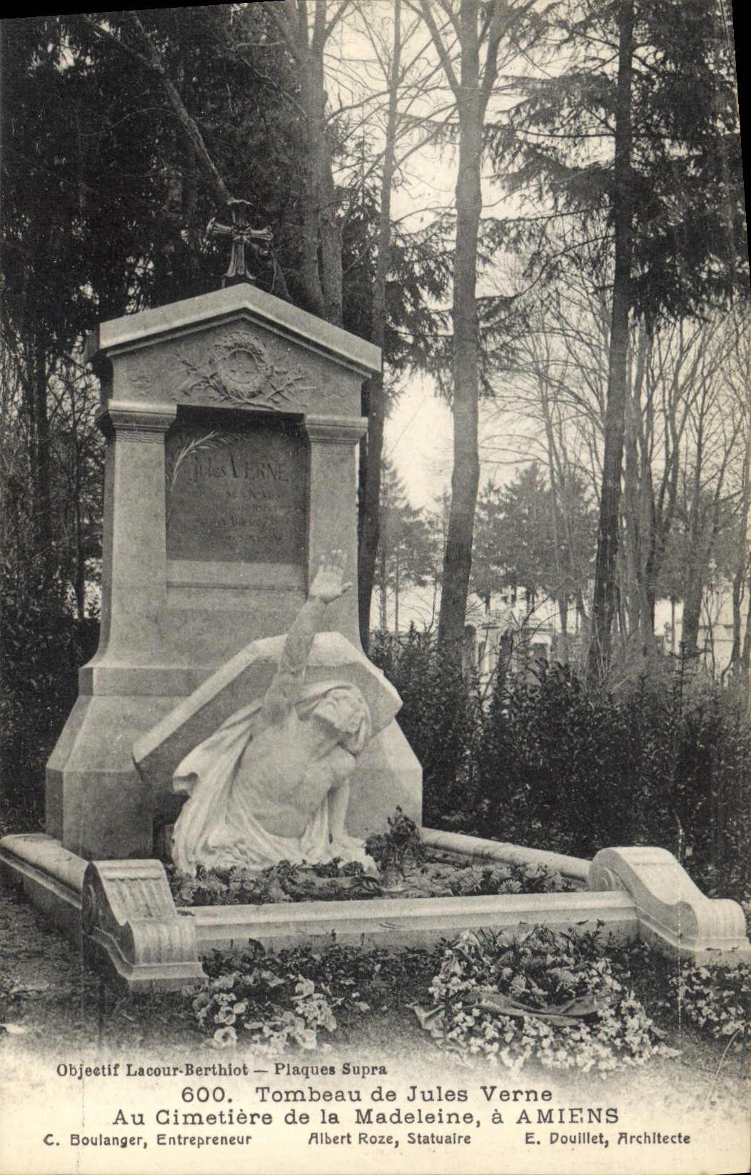 CPA Tombeau de Jules Verne Au cimetiere de la Madeleine a Amiens 