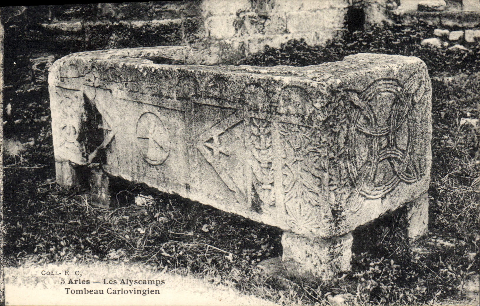 CPA Arles Les Alyscamps Tombeau carlovingien 