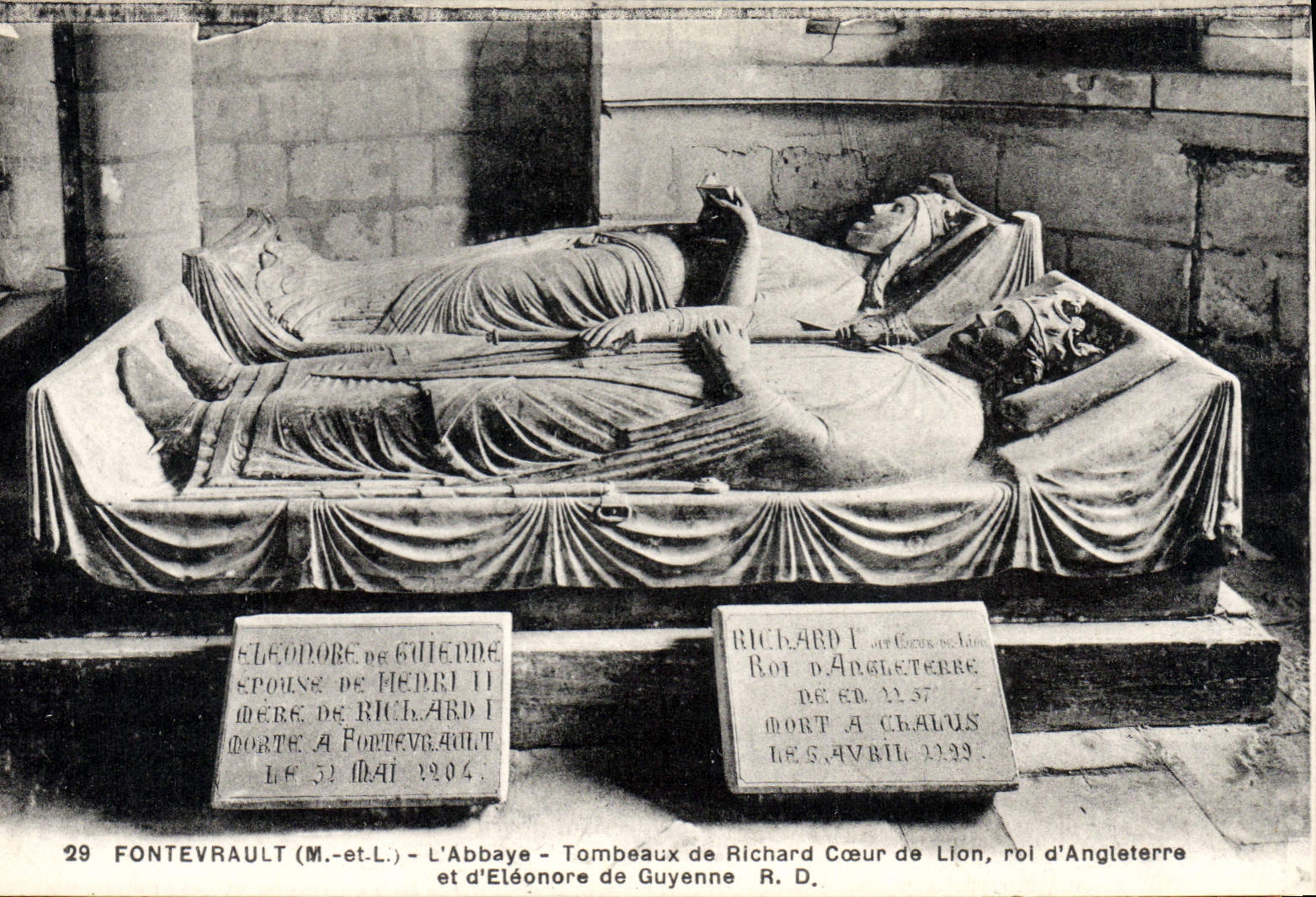 CPA Fontevrault L'abbaye Tombeaux de Richard Coeur de lion roi d'Angleterre et d'Eleonore de Guyenne 
