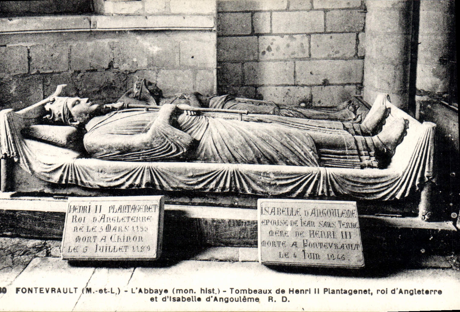 CPA Fontevrault L'abbaye Tombeaux de Henri II Plantagenet roi d4angleterre et d'Isabelle d'Angouleme 
