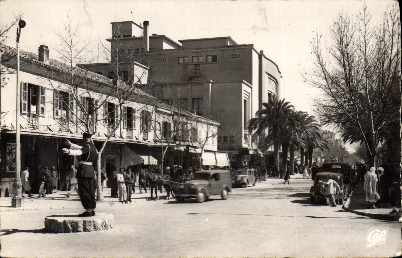 CPM Militaria Sidi Bel Abbes Carrefour des Quatre Candelabres et boulevard de la Republique 