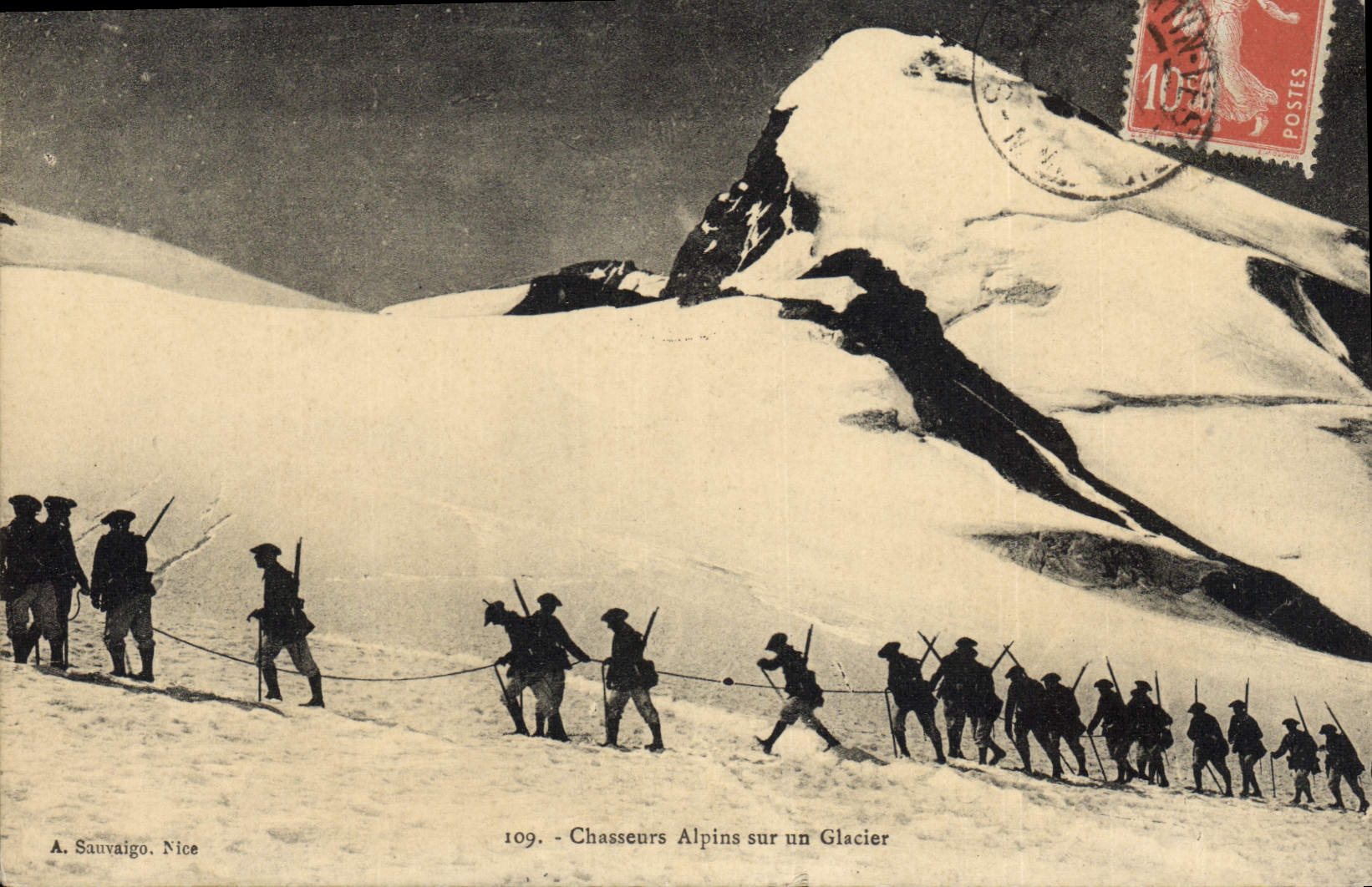 CPA Militaria Chasseurs alpins sur un glacier