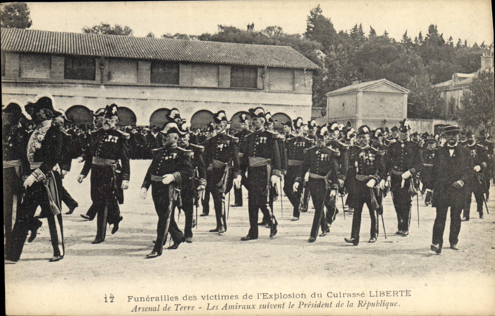 CPA Bateau Funerailles des victimes de l'explosion du cuirasse Liberte Arsenal de terre les amiraux suivent le President de la Republique