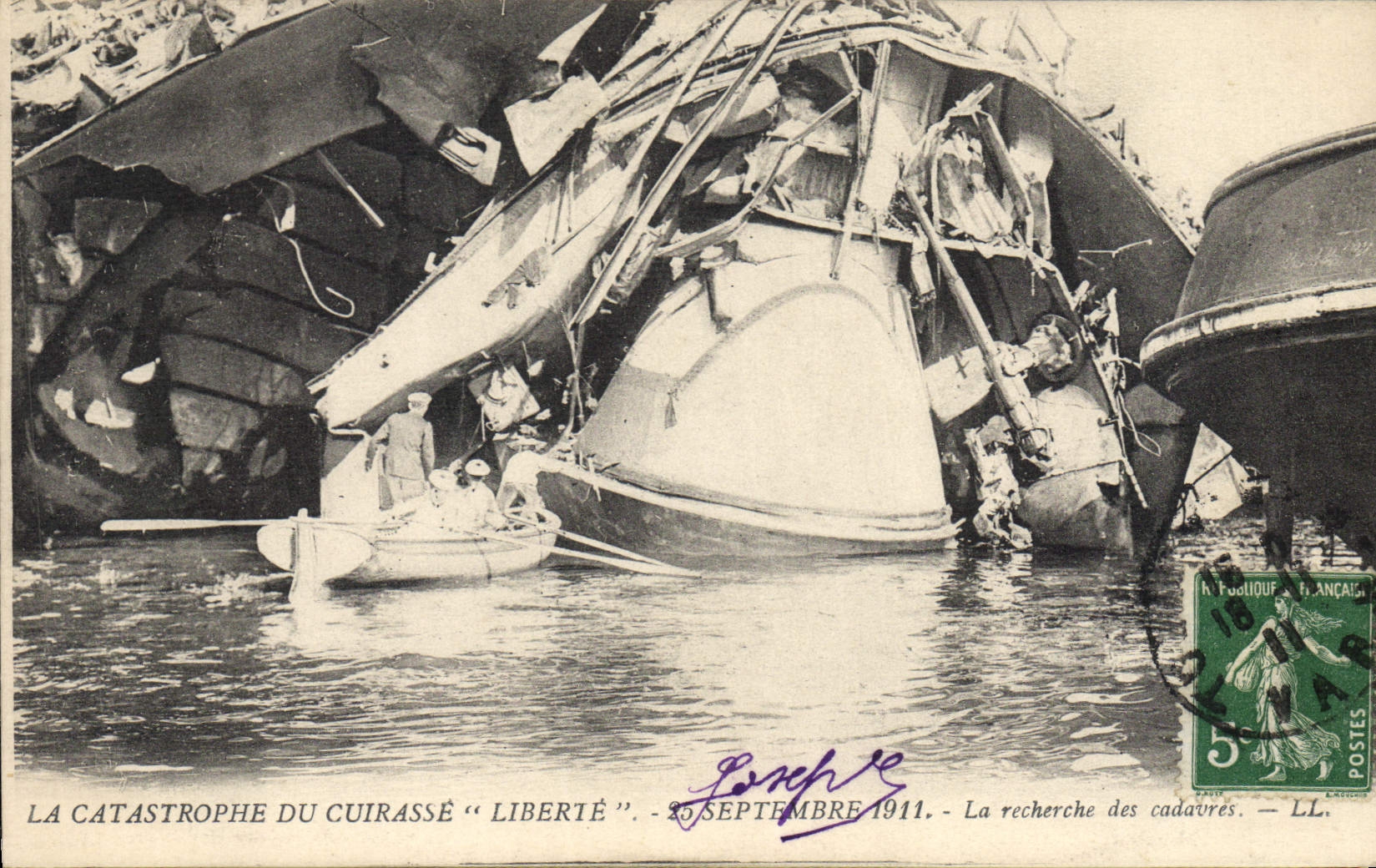 CPA Bateau La catastrophe du Cuirasse Liberte La recherche des cadavres