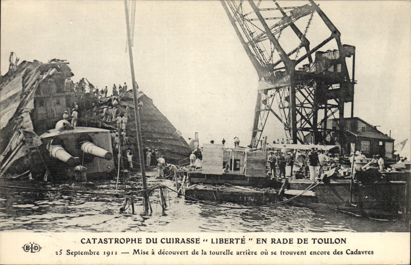 CPA Bateau Catastrophe du Liberte en rade de Toulon Mise a decouvert de la tourelle arriere ou se trouvent encore des cadavres