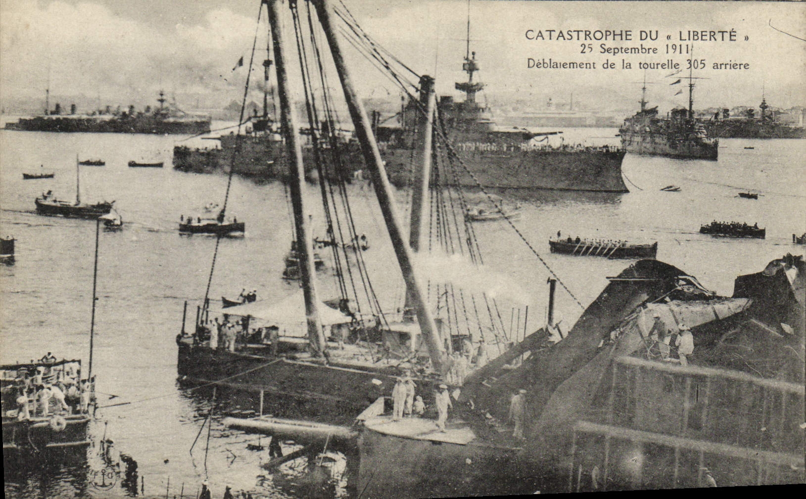 CPA Bateau Catastrophe du Liberte Deblaiement de la tourelle 305 arriere