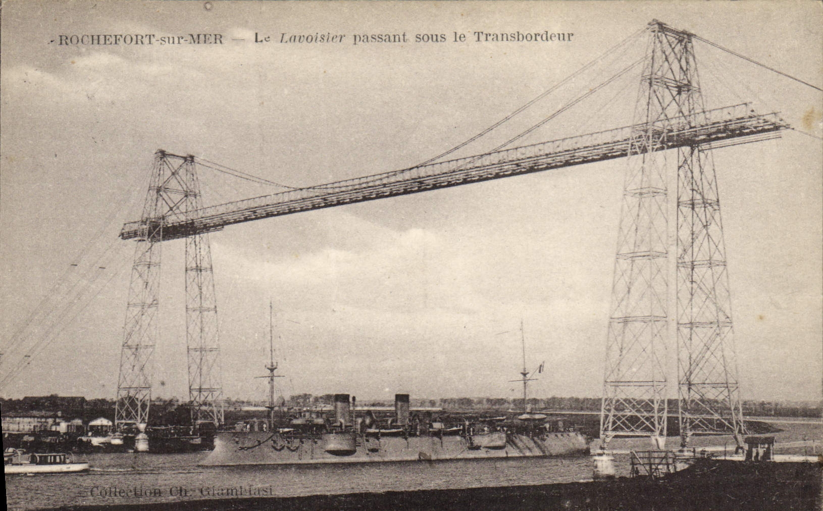 CPA Bateau Rocherfort sur mer Le Lavoisier sous le transbordeur