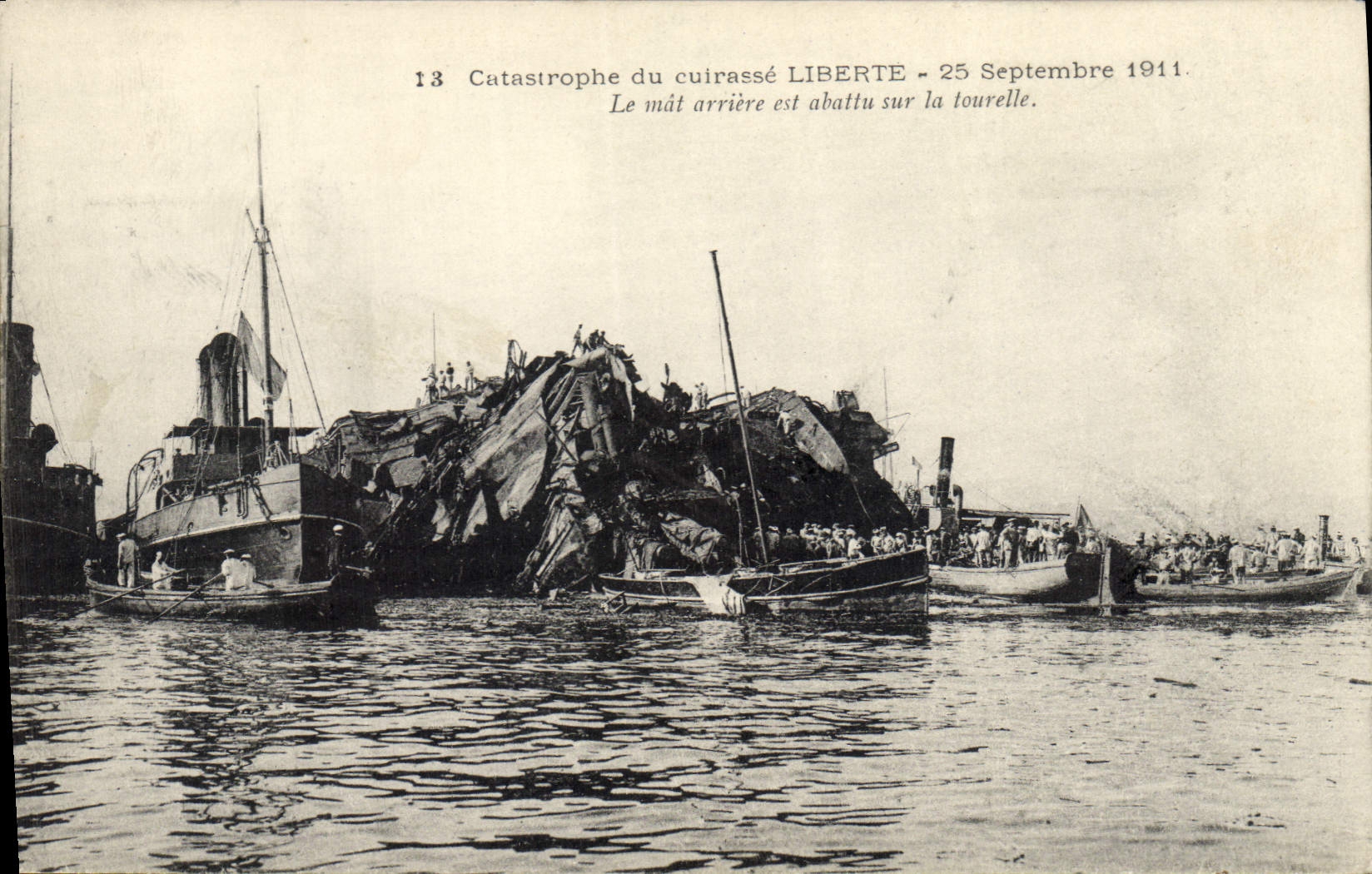CPA Bateau Catastrophe du Cuirasse Liberte Le mat arriere est abattu sur la tourelle