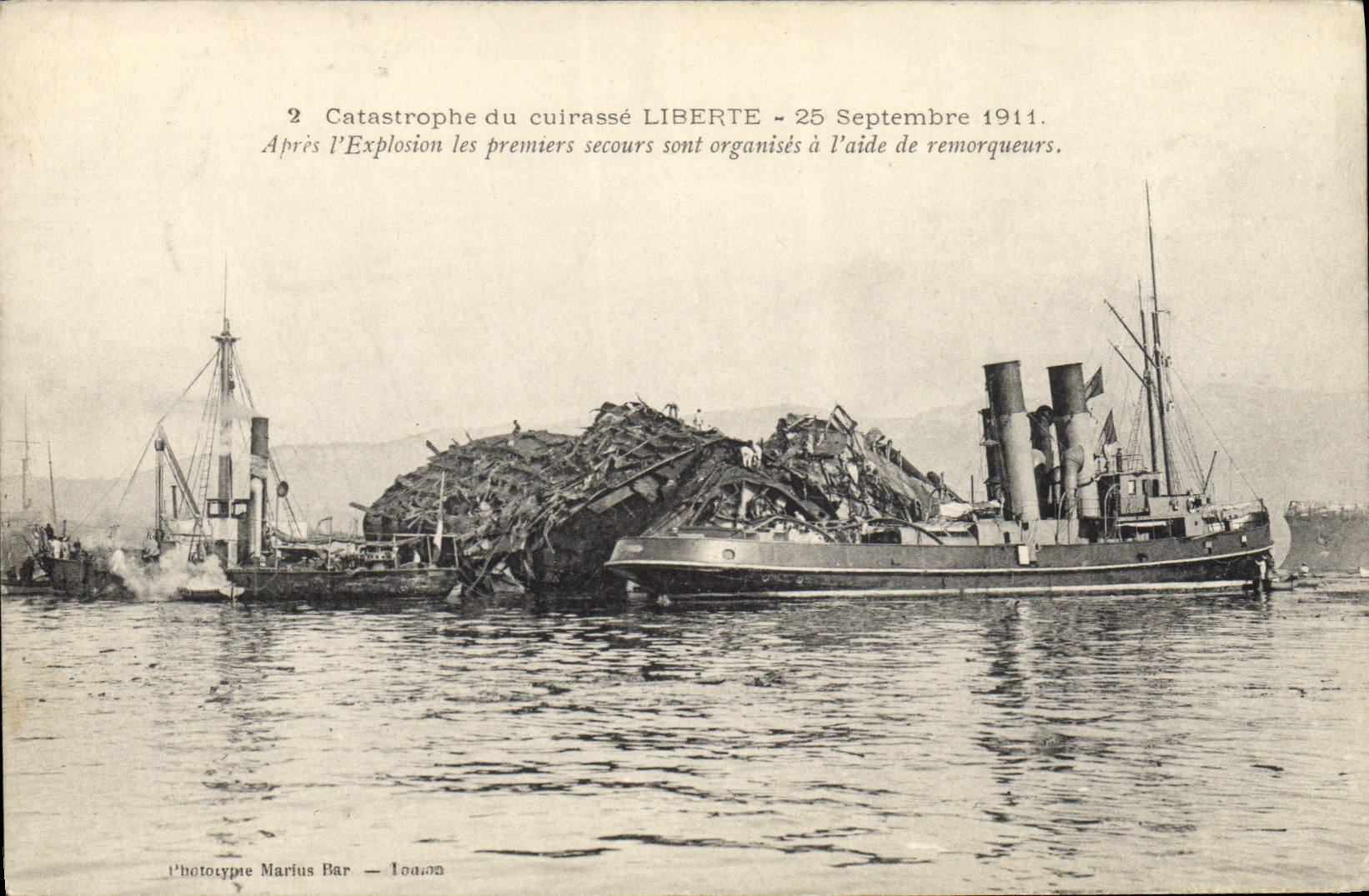 CPA Bateau Catastrophe du Liberte Apres l'explosion les premiers secours sont organises a l'aide de remorqueurs