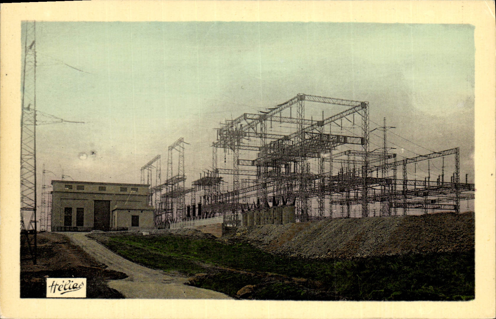 CPA Rueyre Le poste de transformation d'ou partent les lignes aeriennes a haute tension Electricite