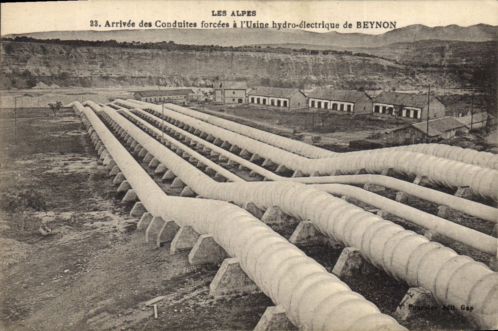 CPA Arrivee des conduites forcees a l'usine hydro electrique de Beynon Electricite 