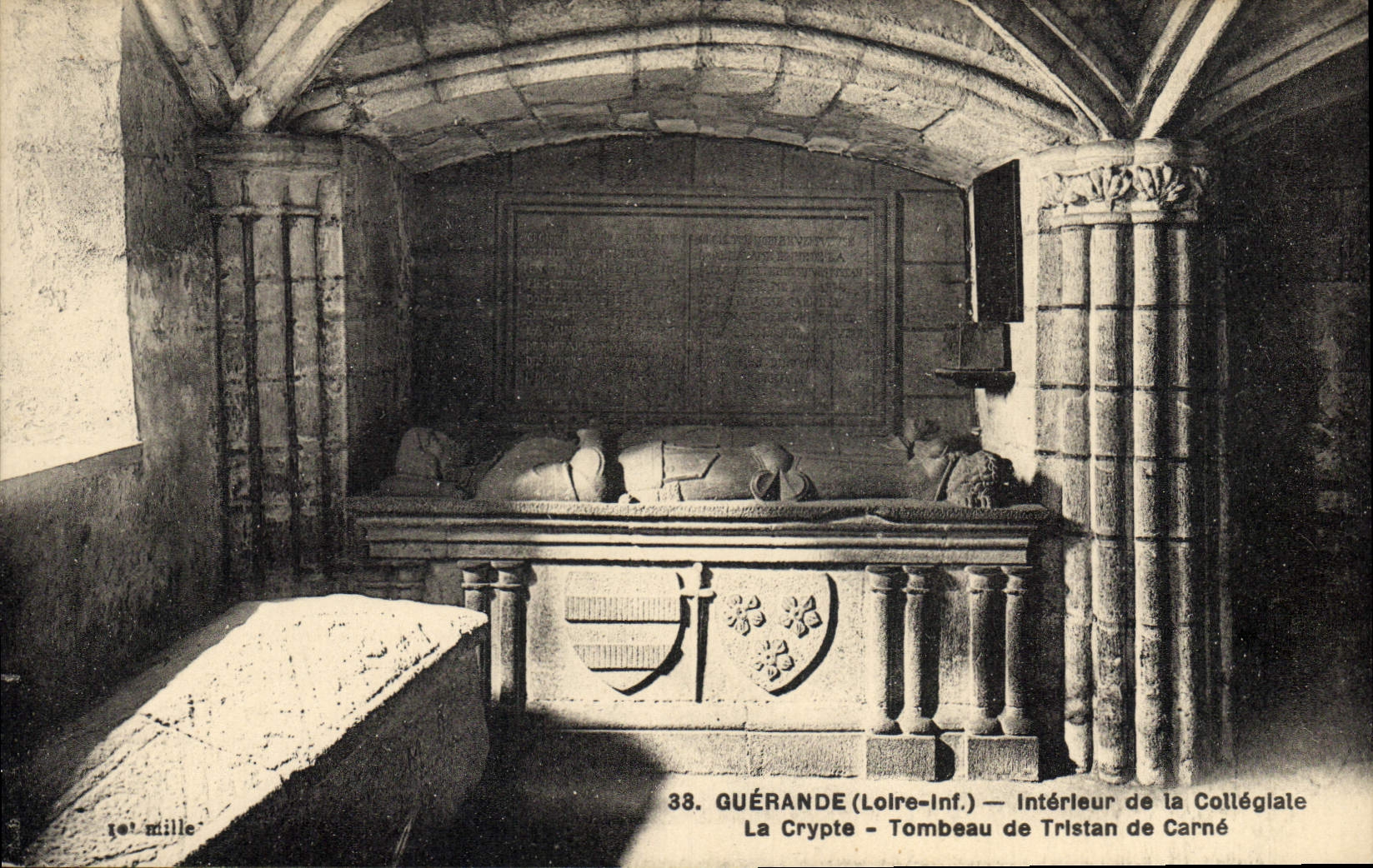 CPA Guerande Interieur de la collegiale La crypte Tombeau de Tristan de Carne