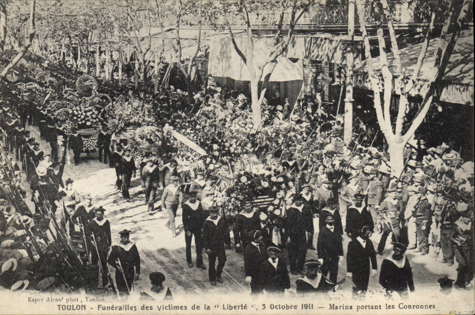 CPA Toulon Funerailles des victimes de la Liberte Marins portant les couronnes