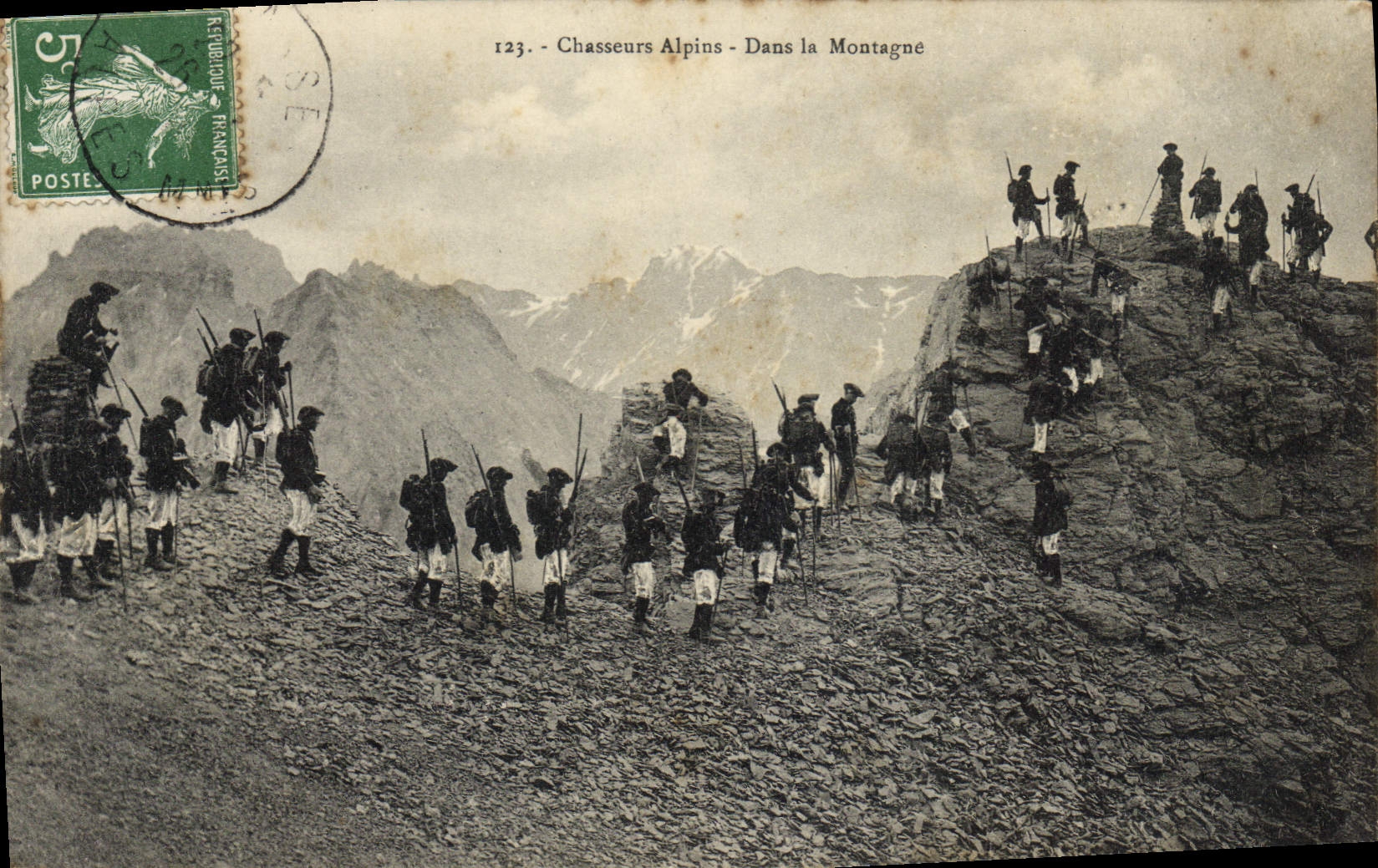 CPA Militaria Chasseurs Alpins Dans la montagne