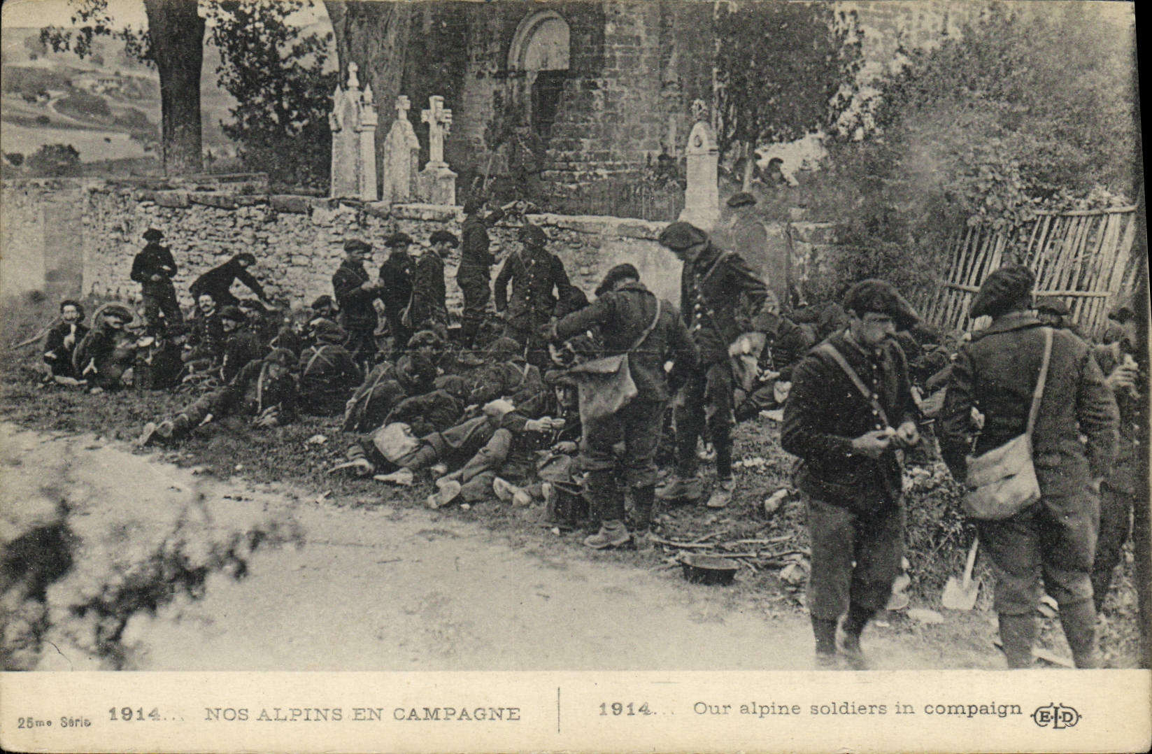 CPA Militaria Chasseurs Alpins Nos Alpins en campagne
