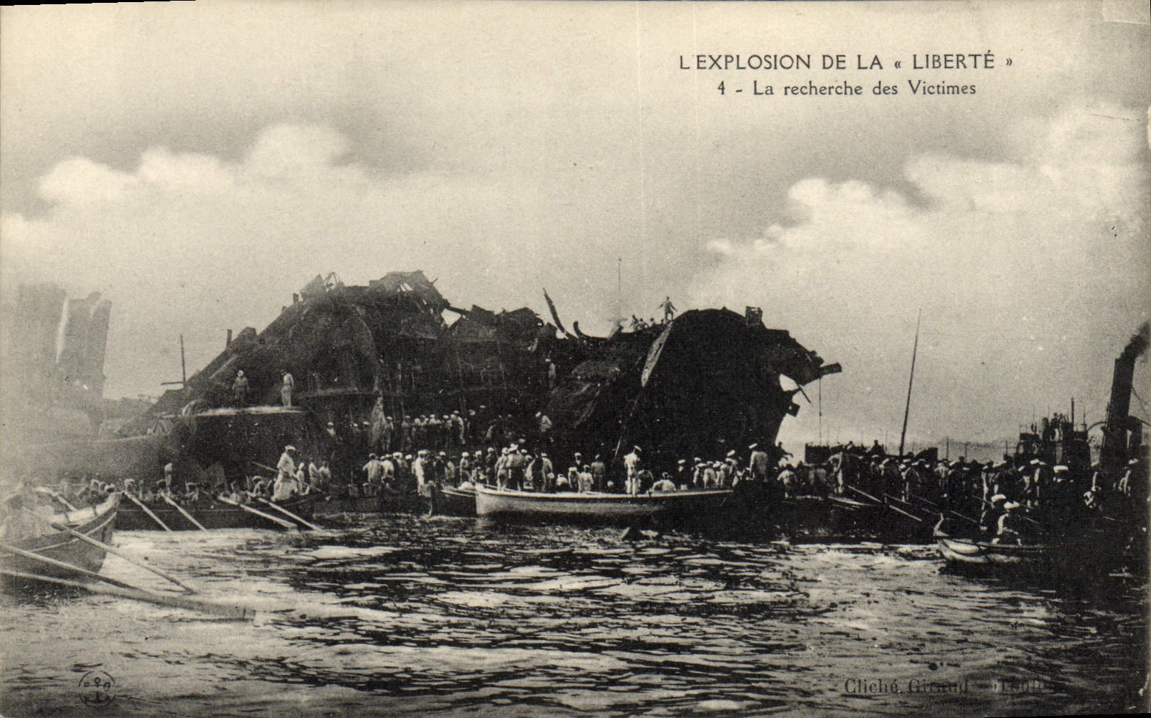CPA Bateau L'explosion de la Liberte La recherche des victimes