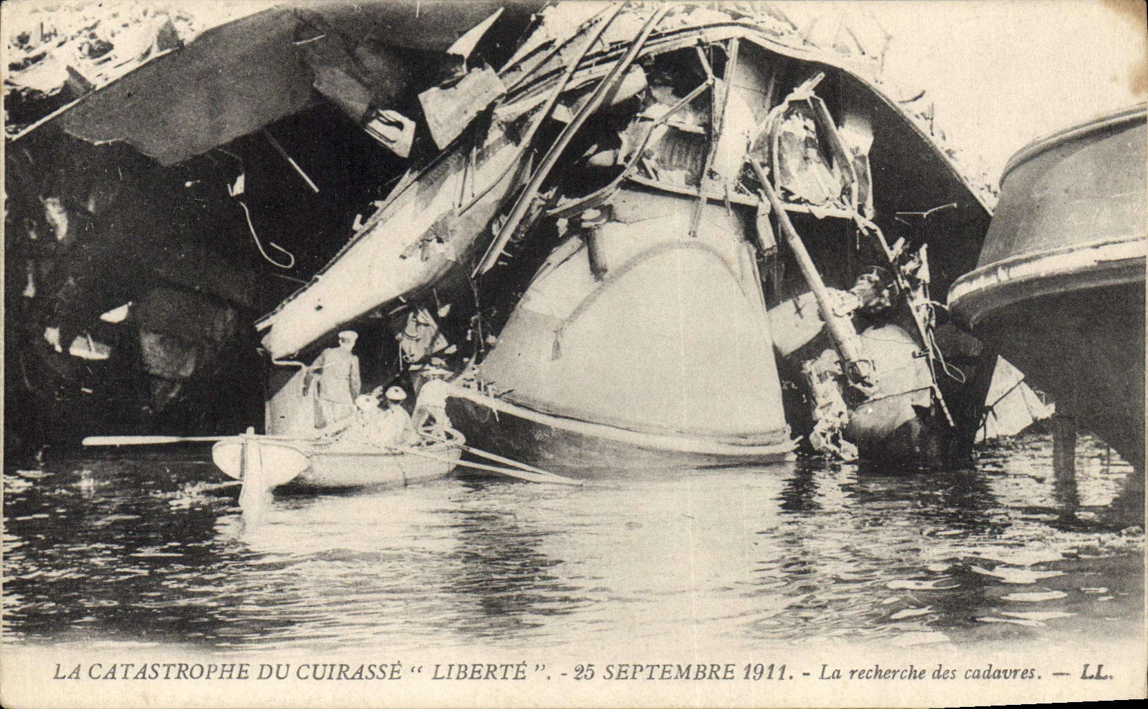 CPA Bateau La catastrophe du Liberte La recherche des cadavres