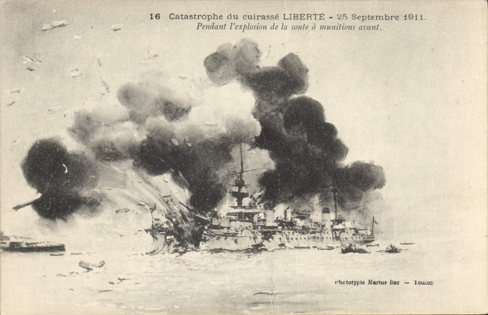 CPA Bateau La catastrophe du Liberte Pendant l'explosion de la soute a munitions avant