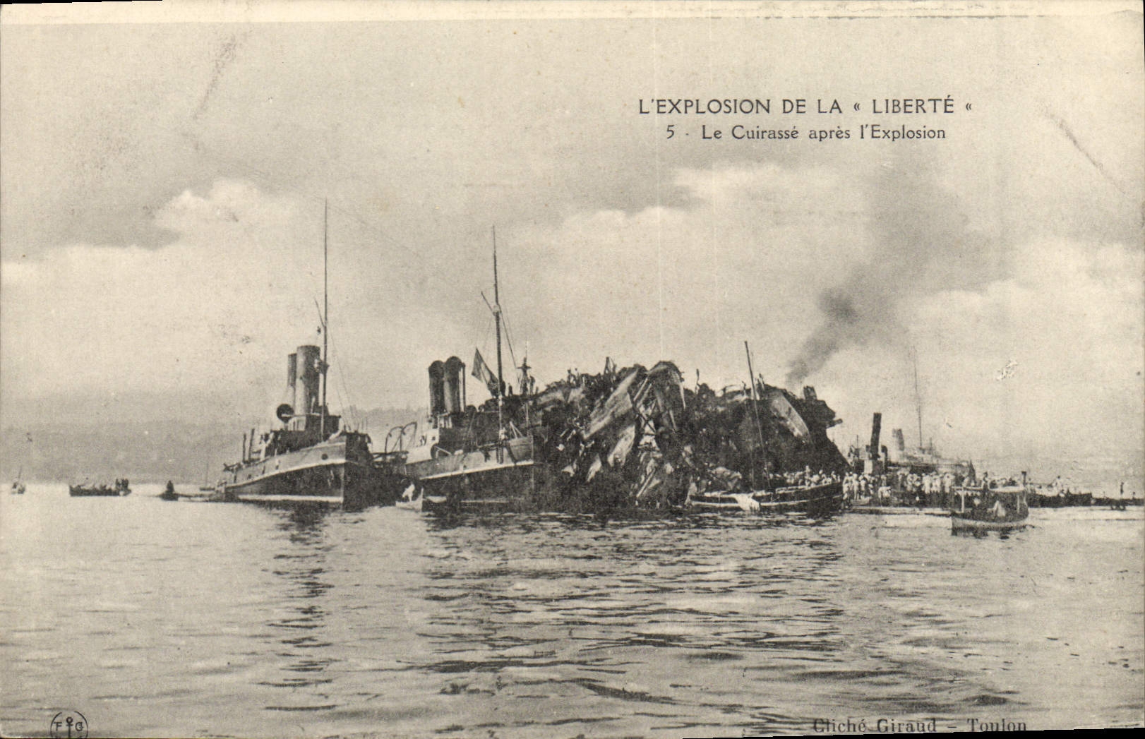 CPA Bateau L'explosion de la Liberte Le cuirasse apres l'explosion