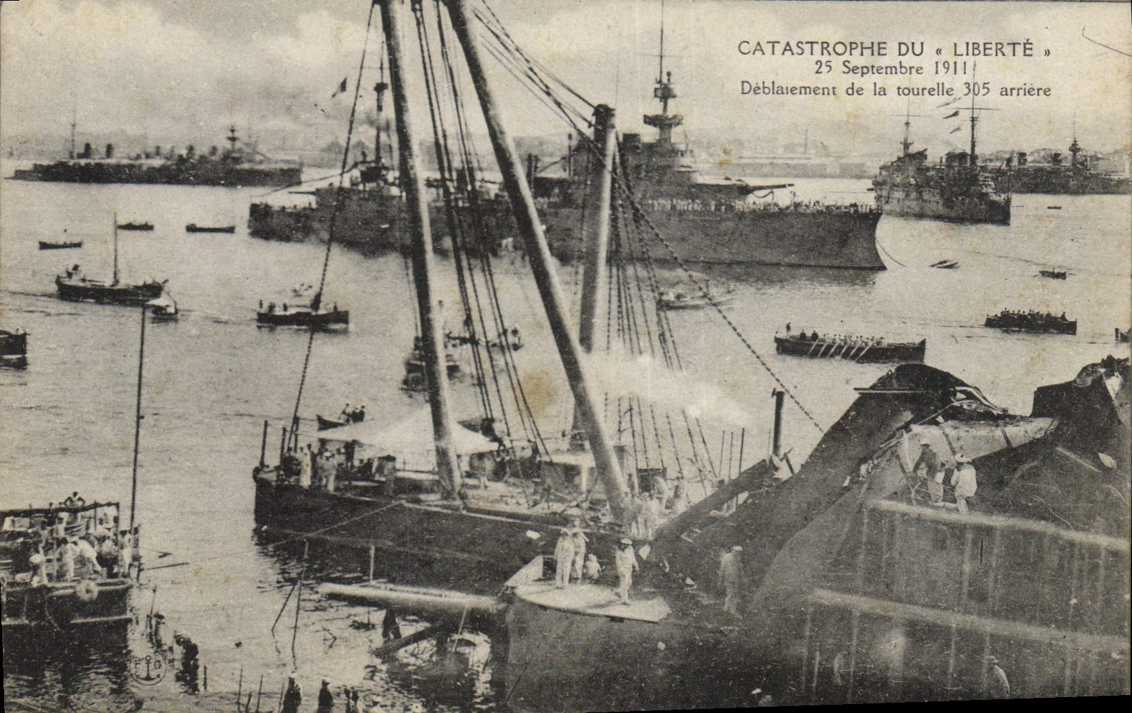CPA Bateau Catastrophe du Liberte Deblaiement de la tourelle