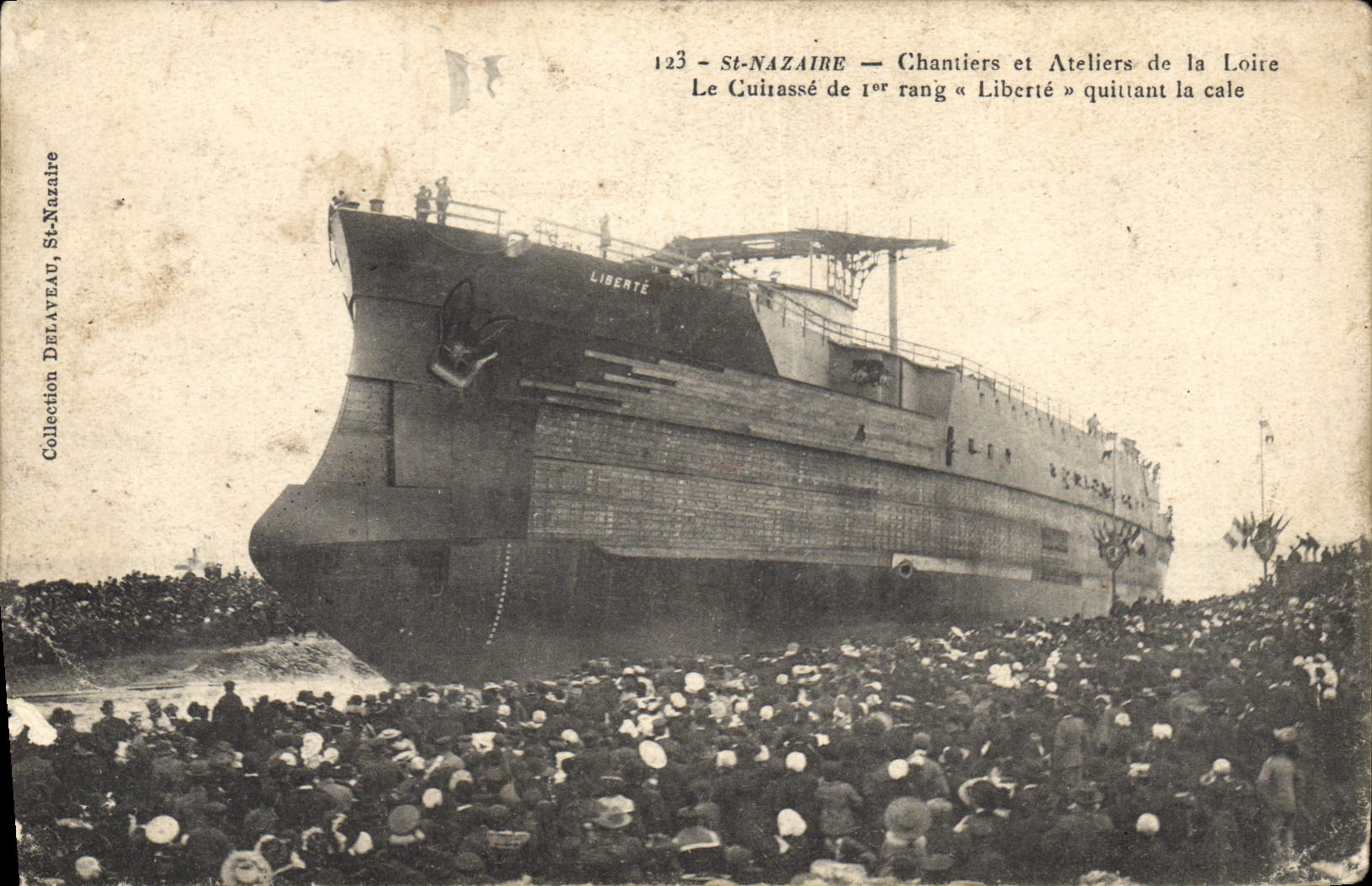 CPA Bateau St Nazaire Chantiers et ateliers de la Loire Le cuirasse de 1er rang Liberte quittant la cale