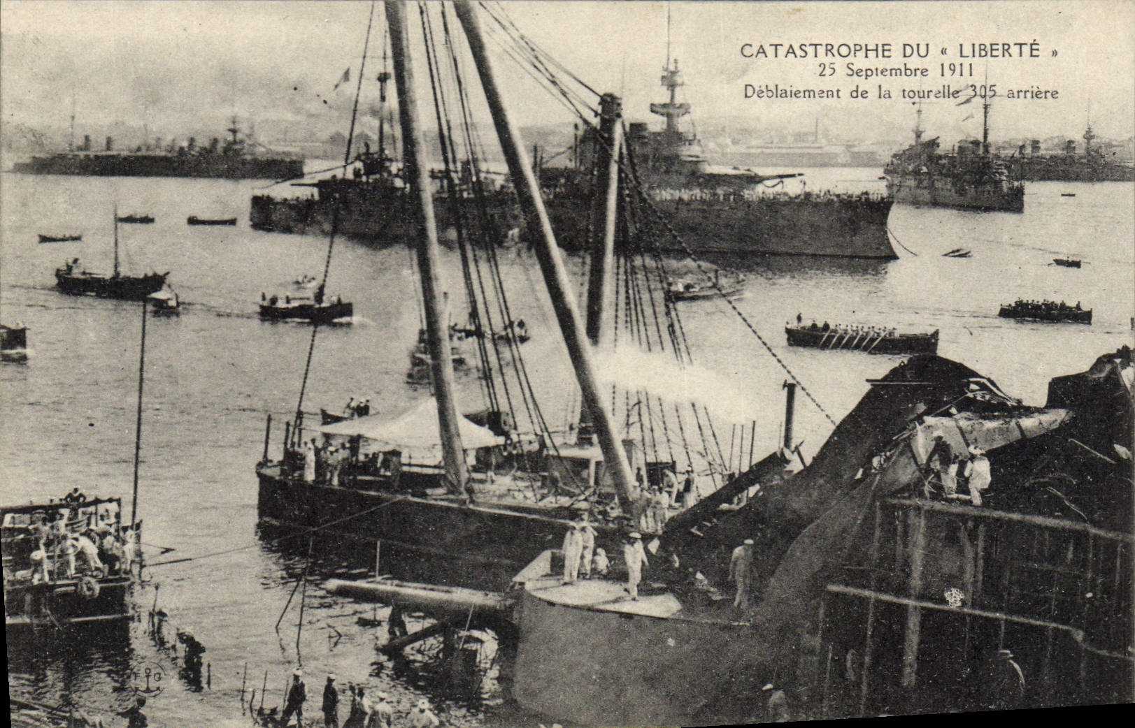 CPA Bateau Catastrophe du Liberte Deblaiement de la tourelle