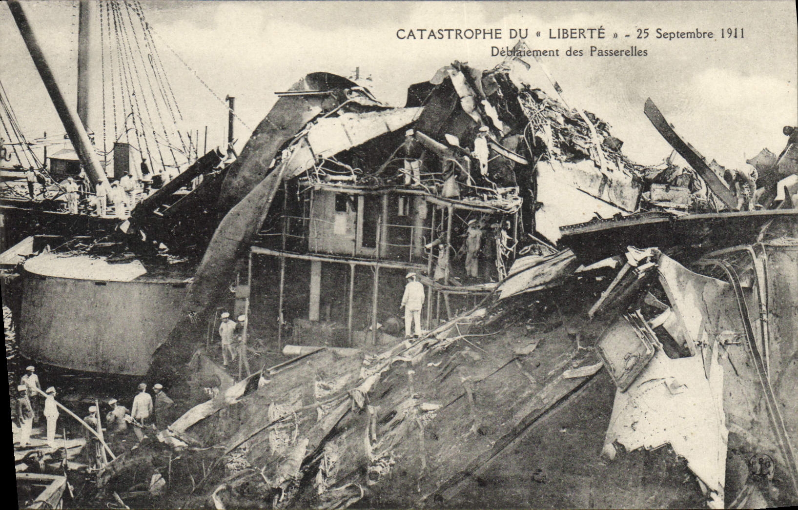 CPA Bateau Catastrophe du Liberte Deblaiement des passerelles