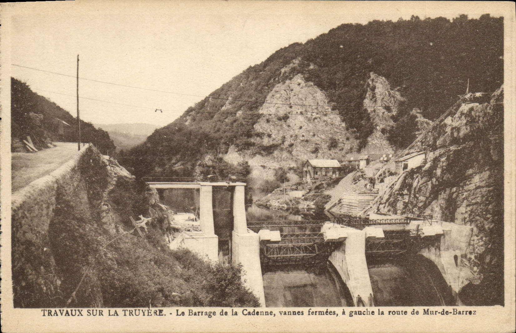 CPA Electricite Travaux sur la Truyere Le barrage de la CAdenne vannes fermees a gauche la route de Mur de Barrez