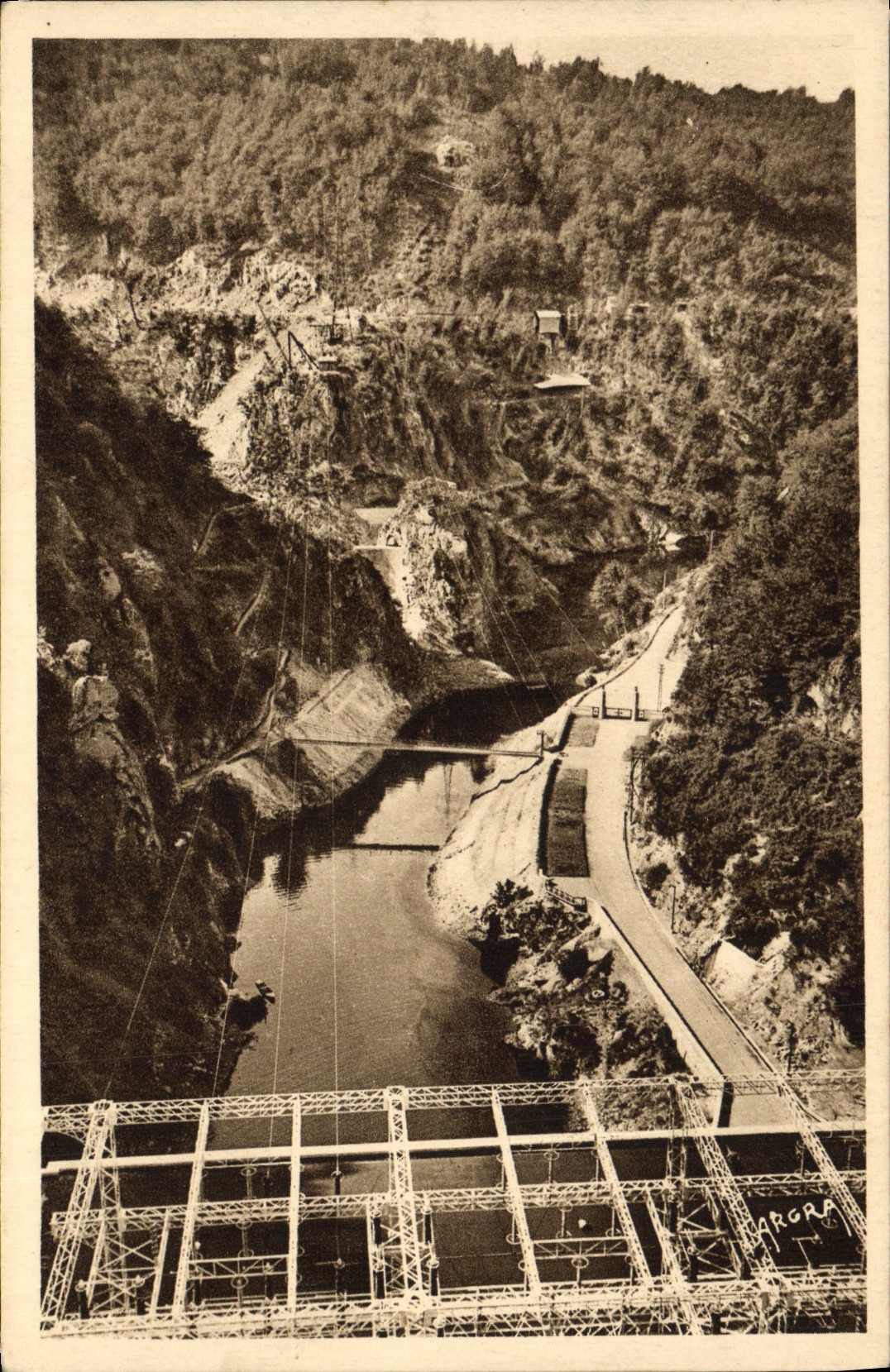 CPA Electricite Vallee de la Truyere Le barrage de Sarrans La vallee en aval du barrage Au premier plan le poste de transformation a haute tension