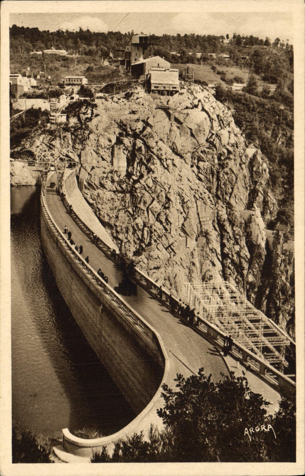CPA Electricite Vallee de la Truyere Le barrage de Sarrans La route sur la crete de la digue