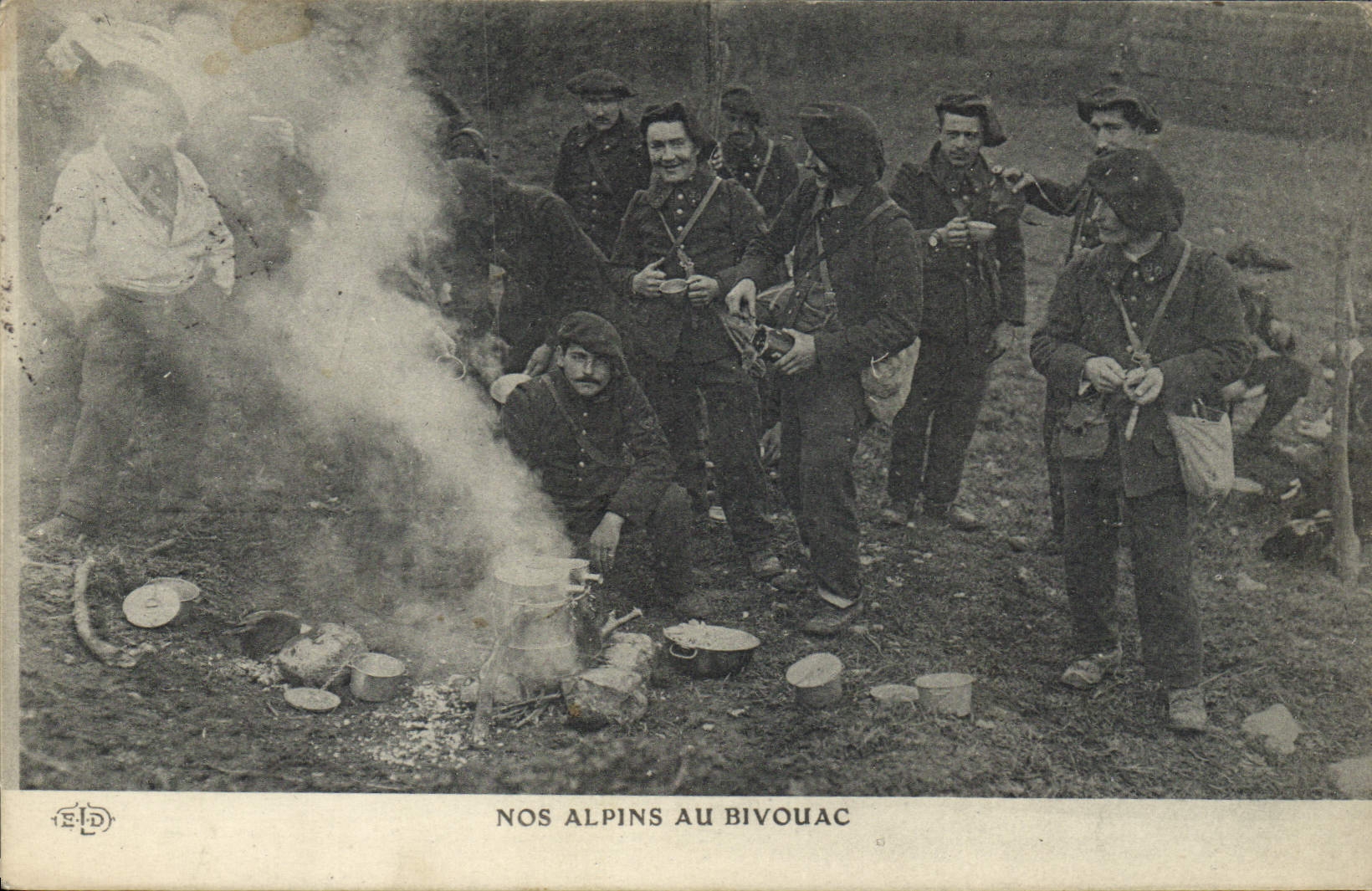CPA Militaria Chasseurs Alpins Nos Alpins au bivouac