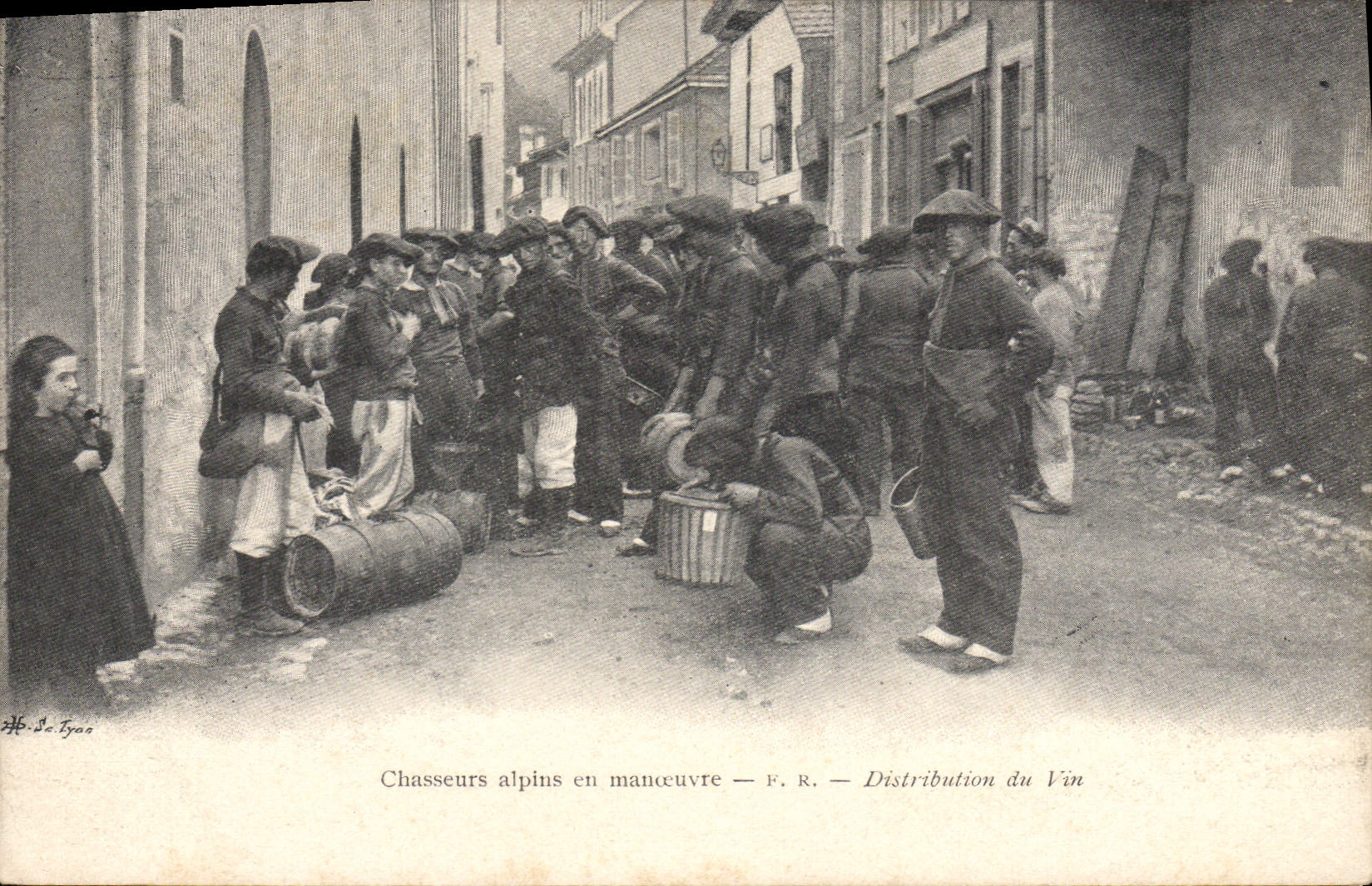 CPA Militaria Chasseurs Alpins en manoeuvre Distribution du vin