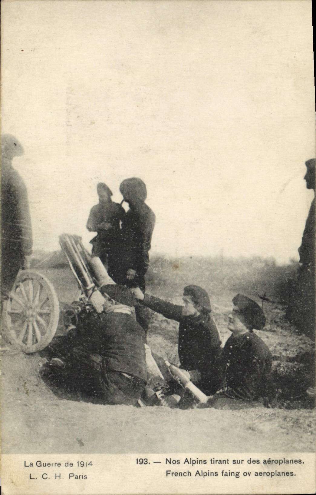 CPA Militaria Chasseurs Alpins Nos alpins tirant sur des aeroplanes
