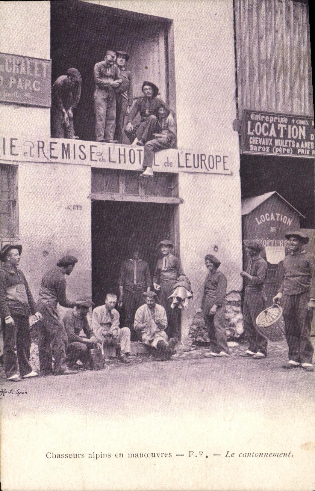 CPA Militaria Chasseurs Alpins en manoeuvres Le cantonnement