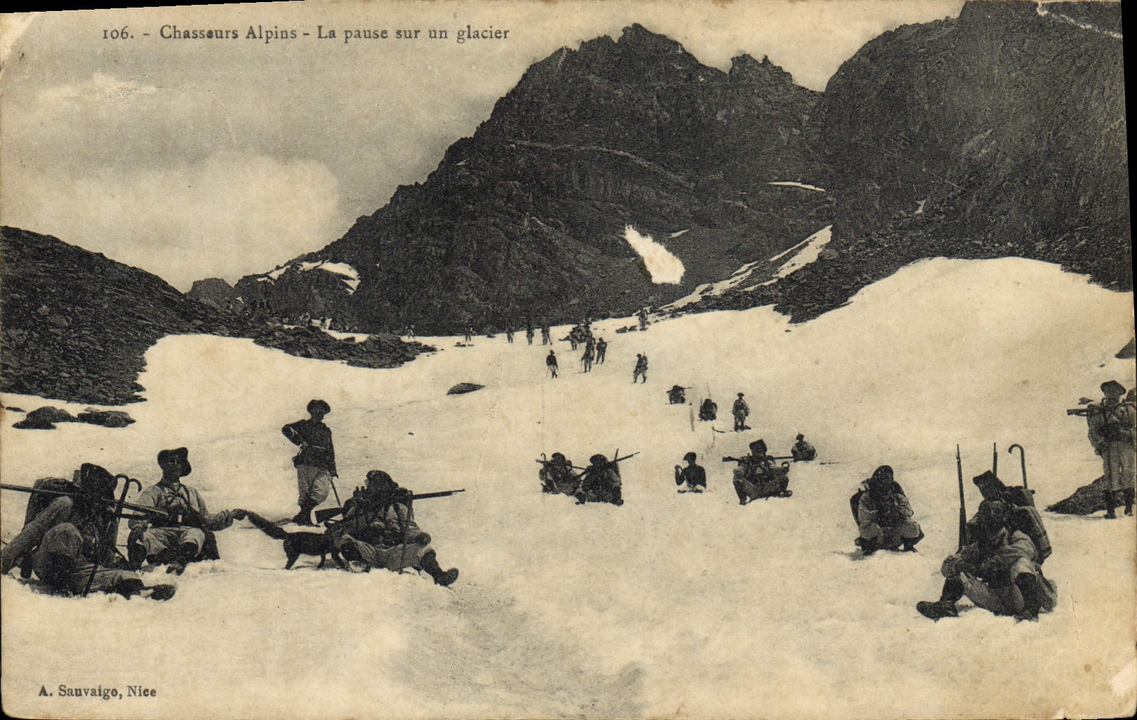 CPA Militaria Chasseurs Alpins la pause sur un glacier