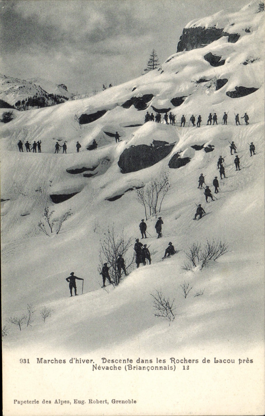 Vintage Postcard Militaria Alpine hunters Steps of winter Descent in the rocks of Lacou close Nevache Brianconnais