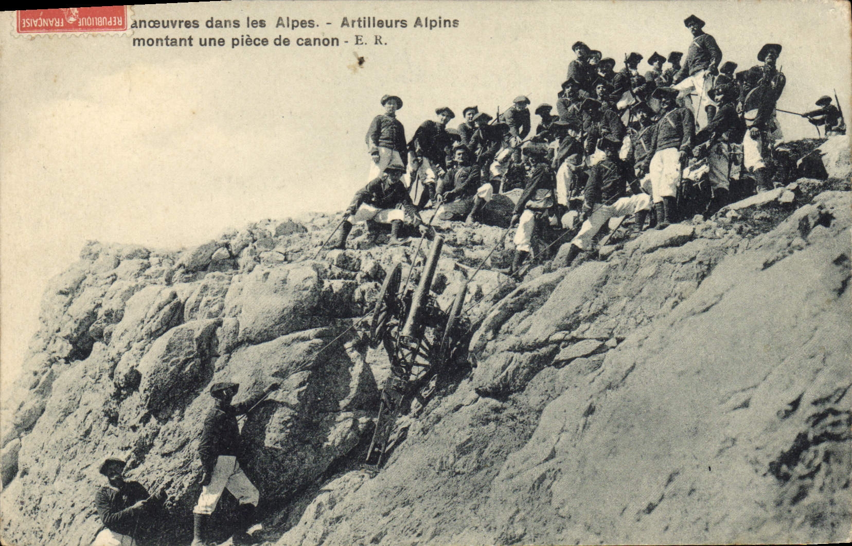 CPA Militaria Chasseurs Alpins Manoeuvres dans les Alpes Artilleurs alpins montant une piece de canon