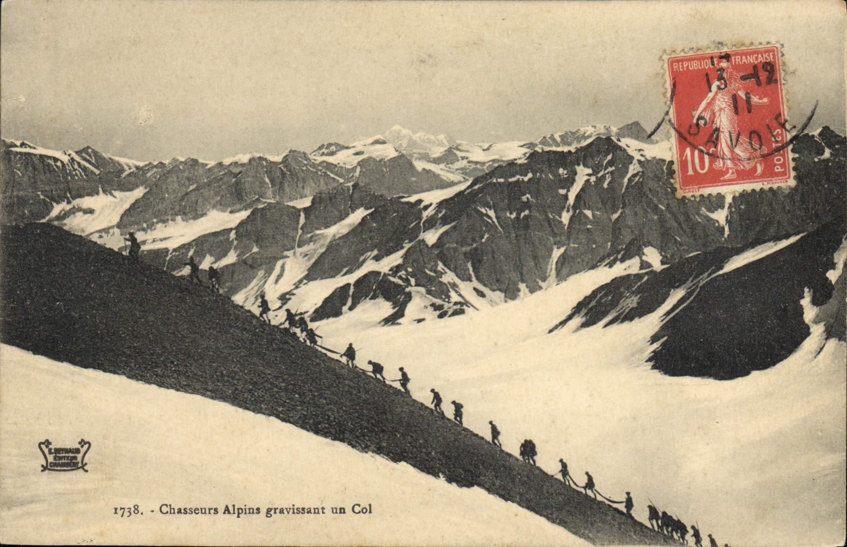 CPA Militaria Chasseurs Alpins gravissant un col