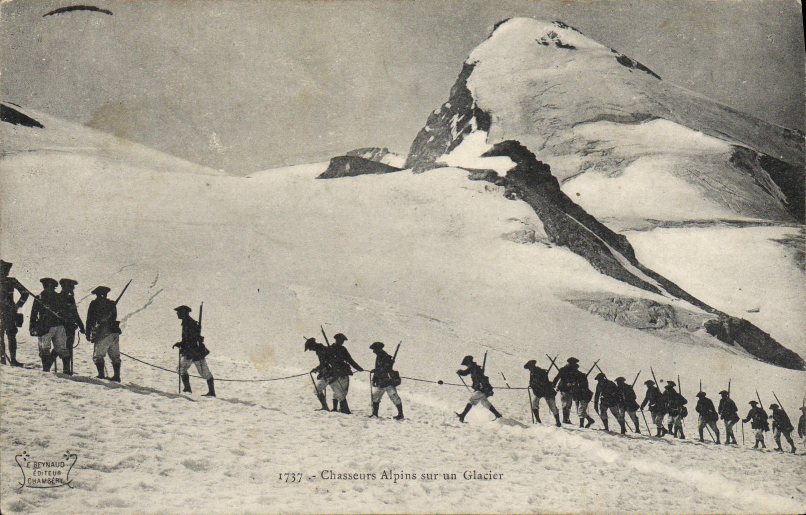 CPA Militaria Chasseurs Alpins sur un glacier