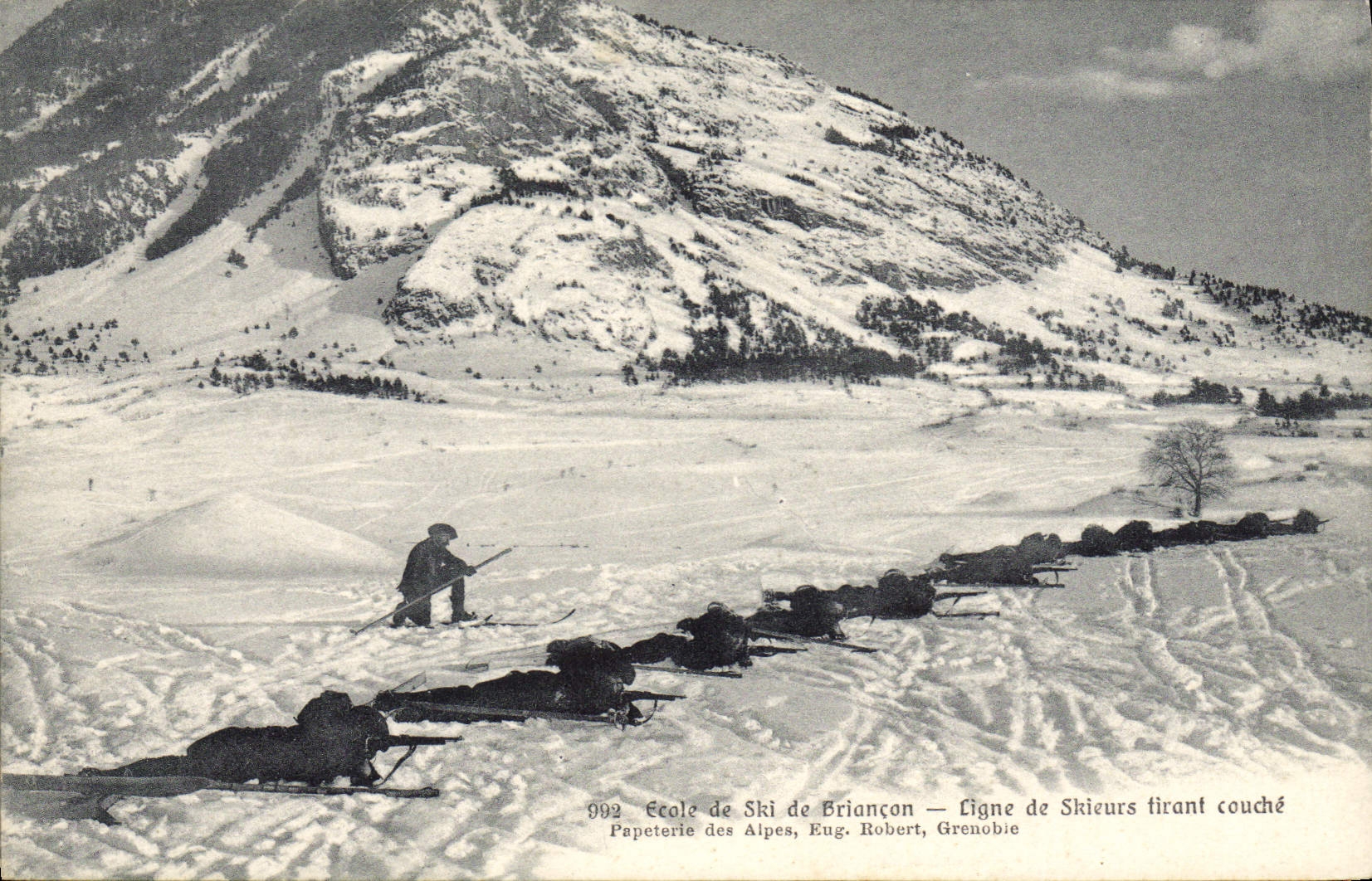 CPA Militaria Chasseurs Alpins Ecole de ski de Briancon Ligne de skieurs tirant couche